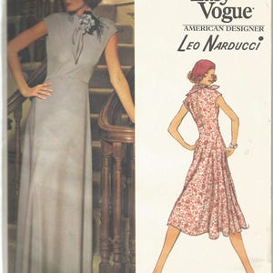 Pode incluir: Um padrão de costura vintage da Very Easy Vogue do designer americano Leo Narducci. O padrão apresenta um vestido comprido e um vestido até ao joelho com estampa floral. A capa mostra ilustrações das peças de vestuário acabadas.