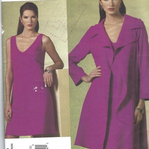 Op de afbeelding: Een naaipatroon voor een jurk en een jas. Het patroon is voor maten 14-16-18-20. De jurk is een mouwloze jurk met V-hals en een rechte rok. De jas is een jas met lange mouwen, een kraag en een wikkelvoorkant. Beide kledingstukken zijn in een levendige magenta kleur.