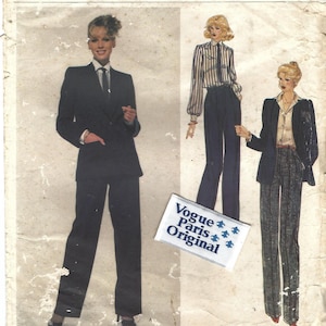 以下が含まれることがあります： 1985年のヴィンテージVogue Paris Originalの裁縫パターン。クリスチャン・ディオールのデザインが特徴です。表紙には、女性用のスーツとブラウスのイラストが描かれています。「Vogue Paris Original」のラベルとテキストが表示されています。