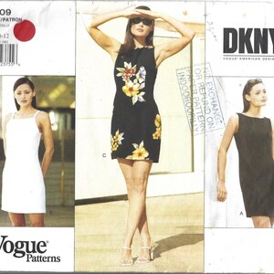 Könnte beinhalten: Vogue Patterns DKNY Kleidermuster. Das Muster zeigt drei Kleiderdesigns, darunter ein schwarzes ärmelloses Kleid mit floralen Akzenten und ein weißes Kleid. Die Mustergröße ist 8-10-12.