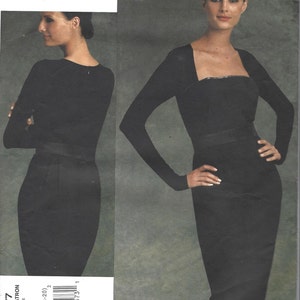 Pode incluir: Um vestido preto com decote quadrado e mangas compridas. O vestido tem um corpete justo e uma saia reta. O vestido é mostrado em uma modelo com um fundo neutro.