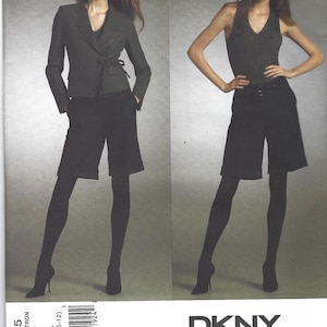 Könnte beinhalten: Ein Schnittmuster für ein schwarzes und graues Outfit. Das Schnittmuster ist für eine Jacke, ein ärmelloses Oberteil und Shorts. Das Schnittmuster stammt von Donna Karan New York, einer amerikanischen Designerin von Vogue.