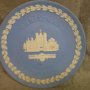 Vintage Wedgwood Jasperware light blue  Christmas Plate 1980 St. James&#39;s Palace 8 1/4 inch