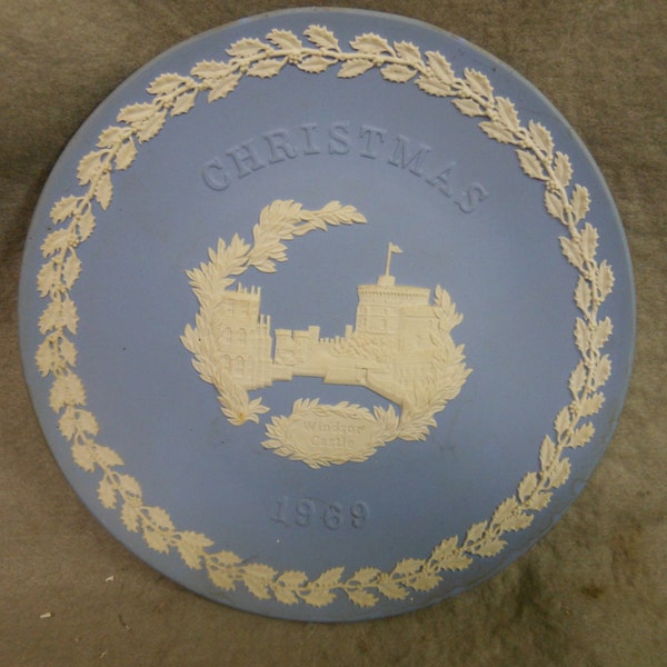Vintage Wedgwood Jasperware light blue  Christmas Plate 1969 Windsor Castle 8 1/4 inch