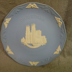 Vintage Wedgwood Jasperware light blue  Christmas Plate 1987 York Minster 7 1/4 inch