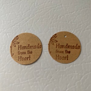 Étiquettes suspendues rondes 1 " faites à la main en papier kraft (50ct), étiquettes cadeaux décoratives, « Made from the Heart » estampillées.