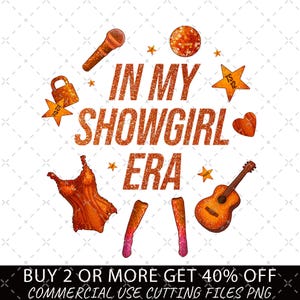 K&ouml;nnte beinhalten: Digitalgrafik mit dem Text "IN MY SHOWGIRL ERA" in orangefarbenem Glitzer. Das Design umfasst ein Mikrofon, ein Kleid, eine Gitarre und Sterne. Das Bild enth&auml;lt auch den Text "BUY 2 OR MORE GET 40% OFF COMMERCIAL USE CUTTING FILES PNG."