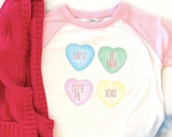 Camiseta de San Valentín para bebé niña, estilo raglán con corazones de conversación