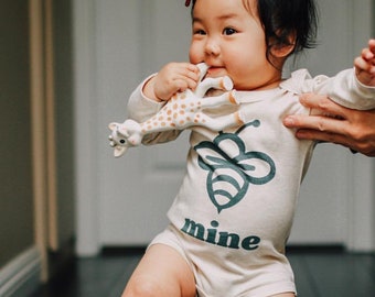 Baby valentines bodysuit, be mine, bee mine, infant valentines outfit, funny valentines bodysuit, baby boy clothes, baby girl clothes