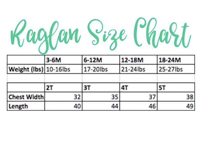 Pode incluir: Tabela de tamanhos Raglan com medidas de largura do peito e comprimento em polegadas. A tabela inclui tamanhos para 3-6 meses, 6-12 meses, 12-18 meses e 18-24 meses, bem como 2T, 3T, 4T e 5T.