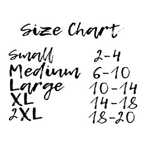 Puede incluir: Tabla de tallas para ropa con tallas indicadas como Small, Medium, Large, XL y 2XL. Las tallas correspondientes son 2-4, 6-10, 10-14, 14-18 y 18-20.