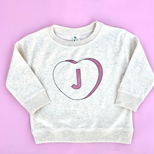 Candy Heart initiële Valentijnsdag trui/eenvoudige baby Valentijn top/gepersonaliseerde baby peuter Valentijnsdag trui