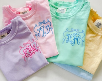 Camiseta de bolsillo con monograma de color primaveral, monograma para niñas, monograma de Pascua, camiseta con monograma para mujeres, monograma femenino con lazo coqueto