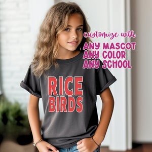 K&ouml;nnte beinhalten: Ein graues T-Shirt mit den Worten "RICE BIRDS" in roten Buchstaben. Der Text "mit JEDEM MASKOTTCHEN JEDER FARBE JEDE SCHULE anpassen" ist in rosa Buchstaben.