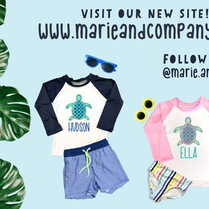 Pode incluir: Duas camisas brancas de manga comprida com um gr&aacute;fico de tartaruga colorido e os nomes "HUDSON" e "ELLA" impressos nelas. As camisas s&atilde;o combinadas com sungas listradas azul e branca e um mai&ocirc; listrado arco-&iacute;ris. As camisas est&atilde;o sobre um fundo azul claro com folhas verdes de monstera.