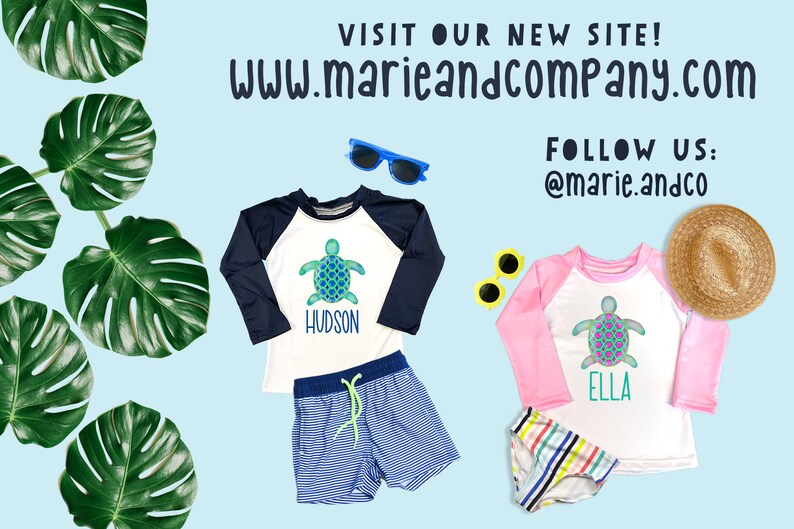 Pode incluir: Duas camisas brancas de manga comprida com um gr&aacute;fico de tartaruga colorido e os nomes "HUDSON" e "ELLA" impressos nelas. As camisas s&atilde;o combinadas com sungas listradas azul e branca e um mai&ocirc; listrado arco-&iacute;ris. As camisas est&atilde;o sobre um fundo azul claro com folhas verdes de monstera.