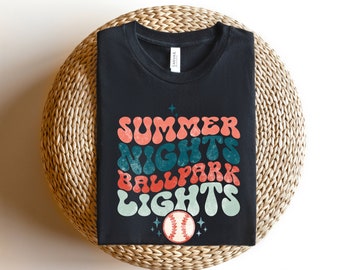 Luci del campo da gioco delle notti estive, camicia da baseball da donna, camicia da softball da donna, camicia mamma da baseball, maglietta da ballpark