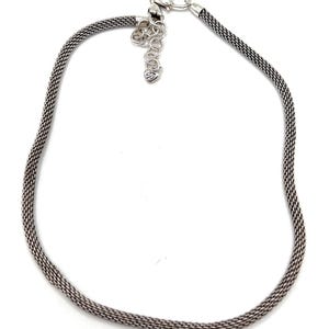 Może przedstawiać: Srebrny naszyjnik z łańcuszkiem i zapięciem na karabińczyk.