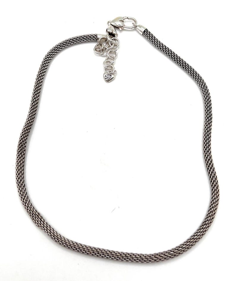 Może przedstawiać: Srebrny naszyjnik z łańcuszkiem i zapięciem na karabińczyk.