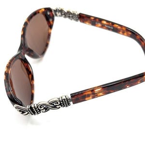 Puede incluir: Gafas de sol carey con lentes marrones. Las monturas tienen un patr&oacute;n cl&aacute;sico y est&aacute;n acentuadas con detalles ornamentales de metal plateado en las patillas. Las gafas de sol est&aacute;n dise&ntilde;adas para la protecci&oacute;n ocular y la moda.