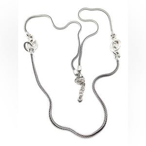 Puede incluir: Un collar plateado con un dise&ntilde;o de cadena delicada. El collar presenta elementos decorativos en cada extremo y una secci&oacute;n central ajustable. El dise&ntilde;o es intrincado y elegante, adecuado para diversas ocasiones. Longitud de la cadena: aprox. 60 cm.