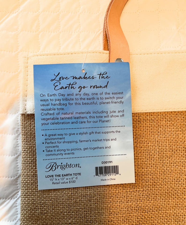 Puede incluir: Una bolsa de mano marr&oacute;n y beige con un asa de cuero marr&oacute;n. La bolsa est&aacute; hecha de materiales naturales, incluyendo yute y cuero curtido vegetal. La etiqueta de la bolsa dice "Love makes the Earth go round" y "Love the Earth Tote". La etiqueta tambi&eacute;n incluye las dimensiones de la bolsa: 38 cm x 33 cm x 15 cm. El valor de venta al p&uacute;blico es de 100 &euro;.