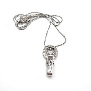 Puede incluir: Collar con colgante de llave plateada. El colgante en forma de llave presenta un dise&ntilde;o de corona con detalles de coraz&oacute;n y flores. La cadena del collar es de estilo delicado y tejido. El colgante mide aproximadamente 3,8 cm de largo.