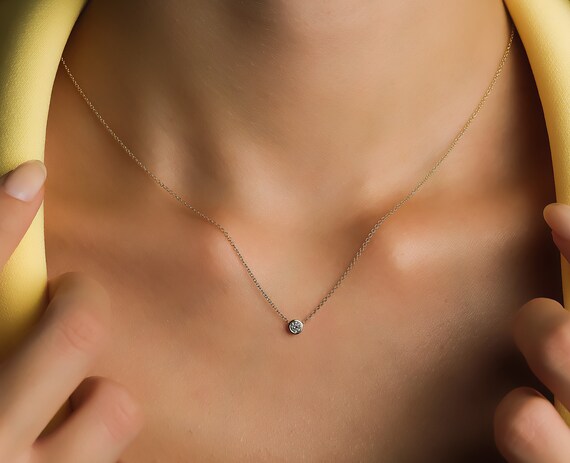 LADIES PENDANT WITH CHAIN 0.12CT ROUND DIAMOND 10K WHITE GOLD LADIES PENDANT WITH CHAIN 0.12CT ROUND DIAMOND 10K WHITE GOLD