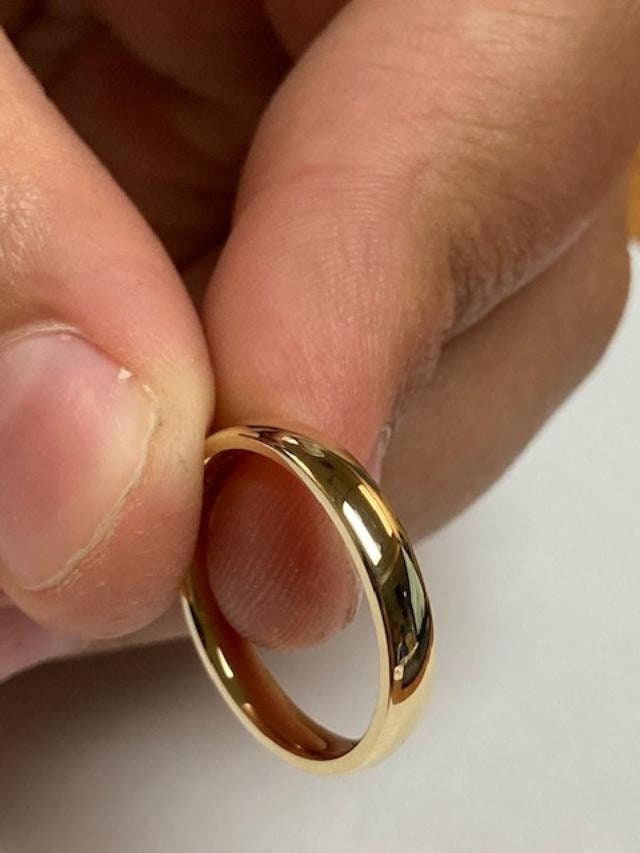 Plain 18k online gold wedding band