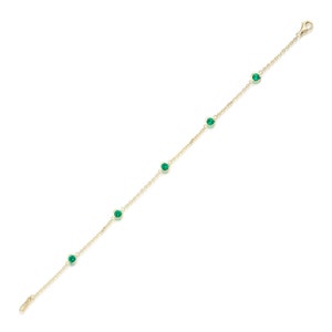 Puede incluir: Un brazalete de cadena dorada con cinco piedras preciosas verdes.