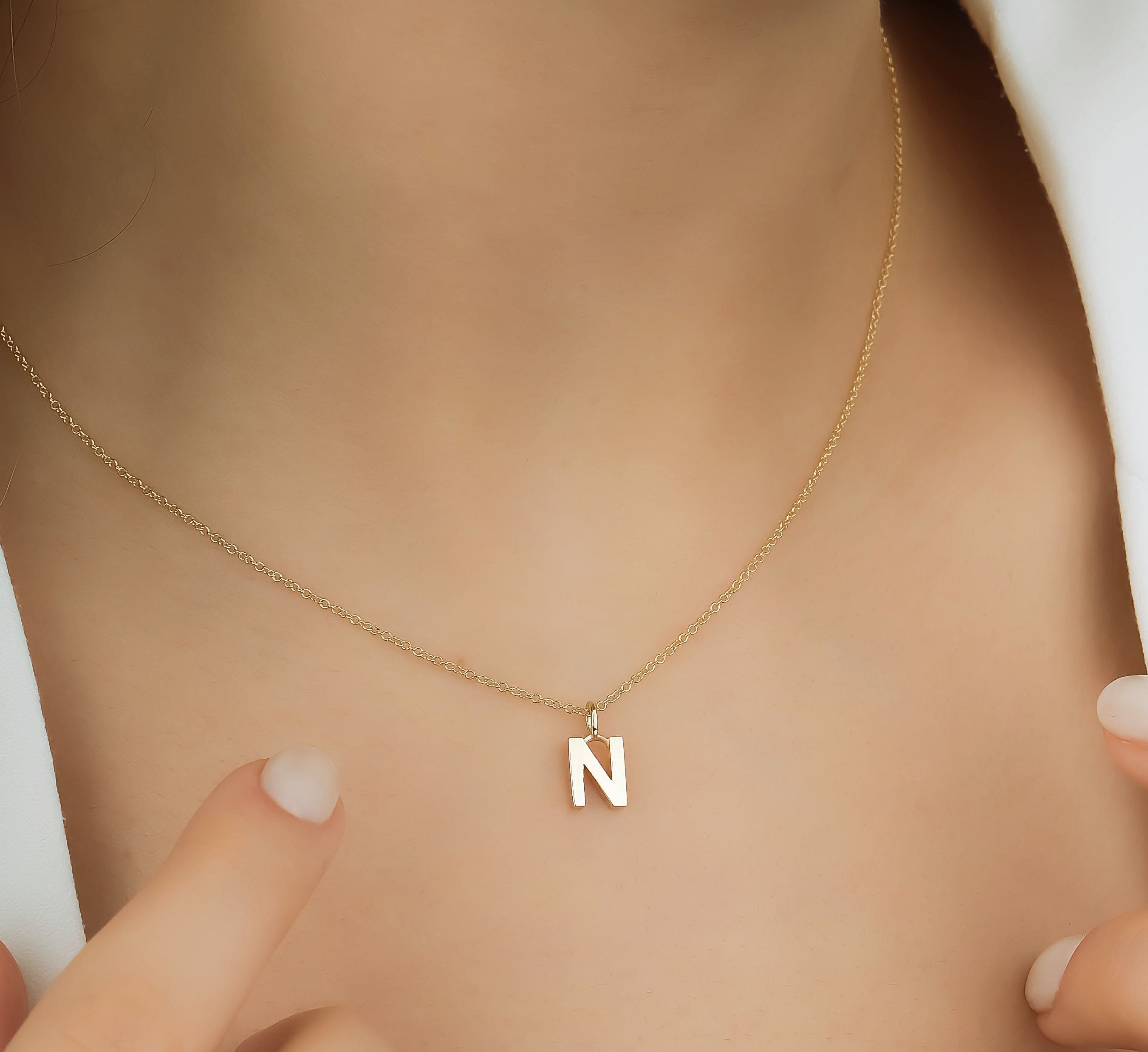 ▷ Necklace with initial pendant in 18K gold | HAGO