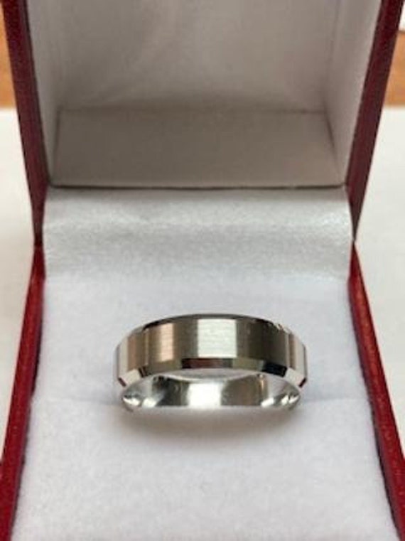 Shimmering Platinum Finger Band for Men