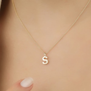 Collier initial en or jaune massif 14 carats, collier lettre minimaliste, bijoux personnalisés, superposition de collier, collier lettre S, collier en or