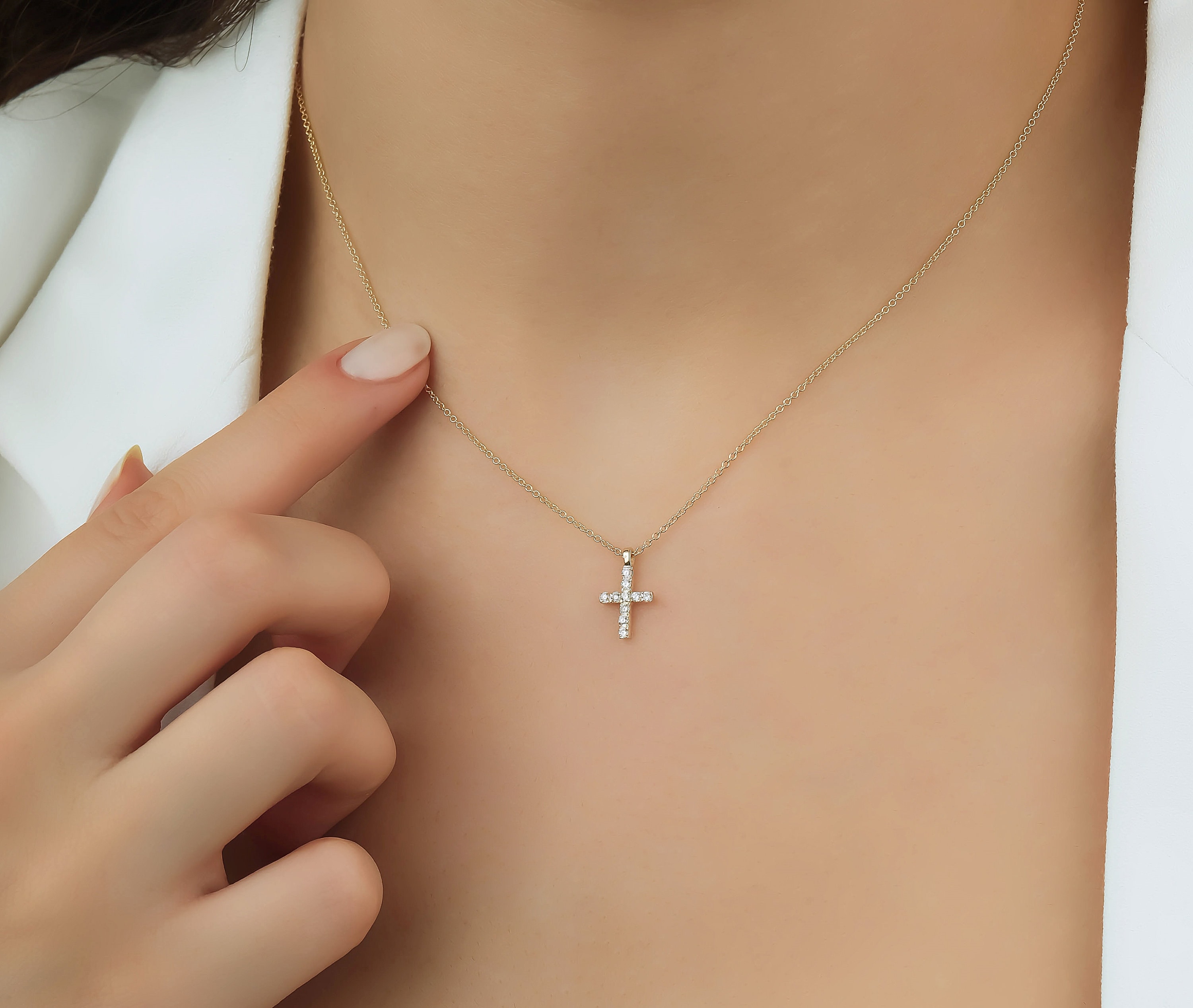 Necklace with diamond cross outlet