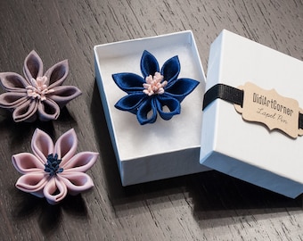 Épinglette homme / Épinglette fleur de lotus / Boutonnière de mariage / Épinglette fleur rose poudré / Épinglette fleur bleue / Broche fleurs en tissu