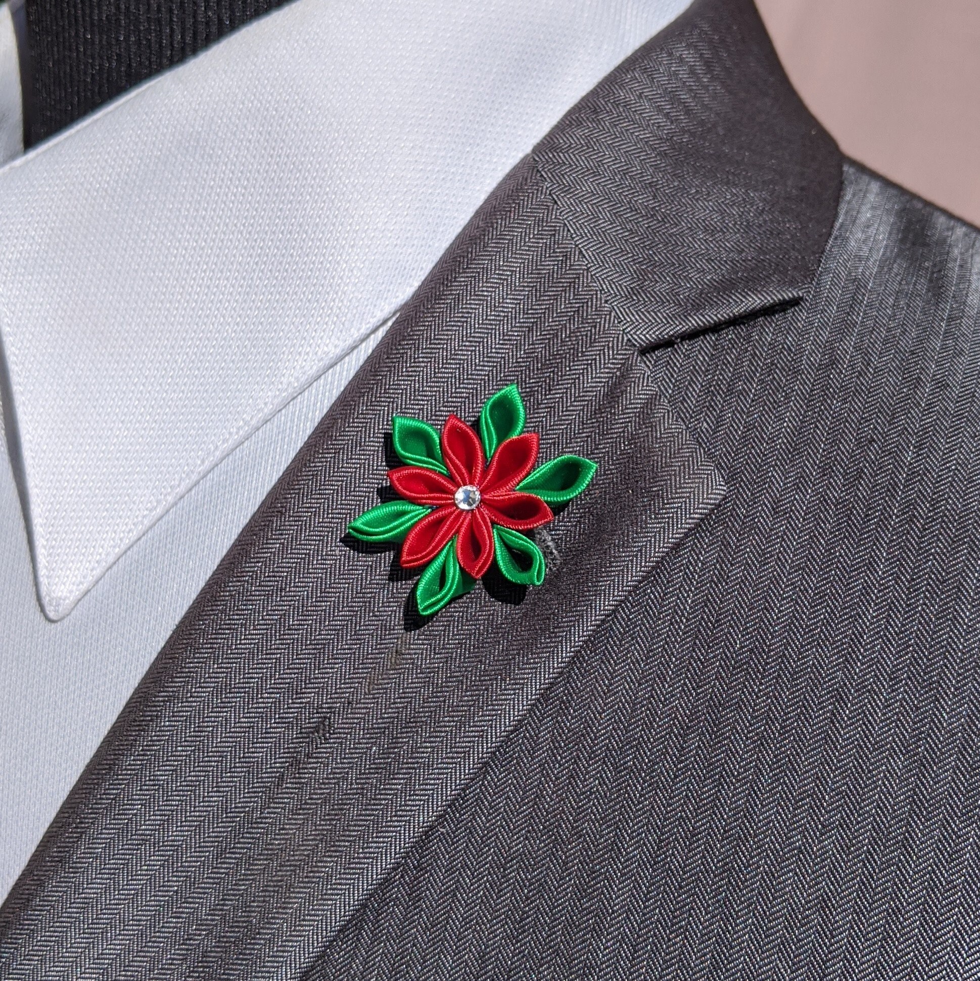 Una Lapel Pin in Pink Swarovski & Pearls main image 0