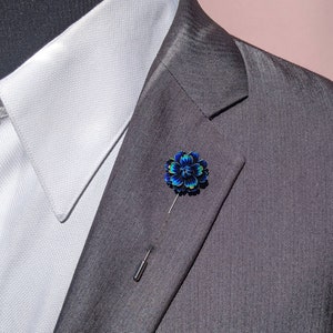 孔雀の花のラペルピン：青紫色の樹脂製ブートニア