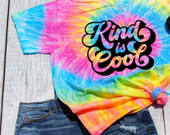 Kind is Cool Tie Dye Shirt | Choisir type | Chemise type | Chemises pour femmes | Chemises pour filles | Chemise Kindness | Chemise Tye Dye | Néon