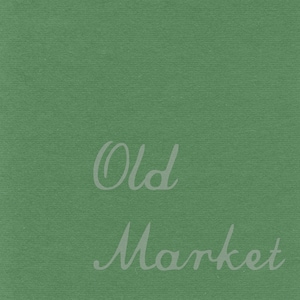 Op de afbeelding: Groene, getextureerde achtergrond met de tekst "Old Market" geschreven in wit cursief.