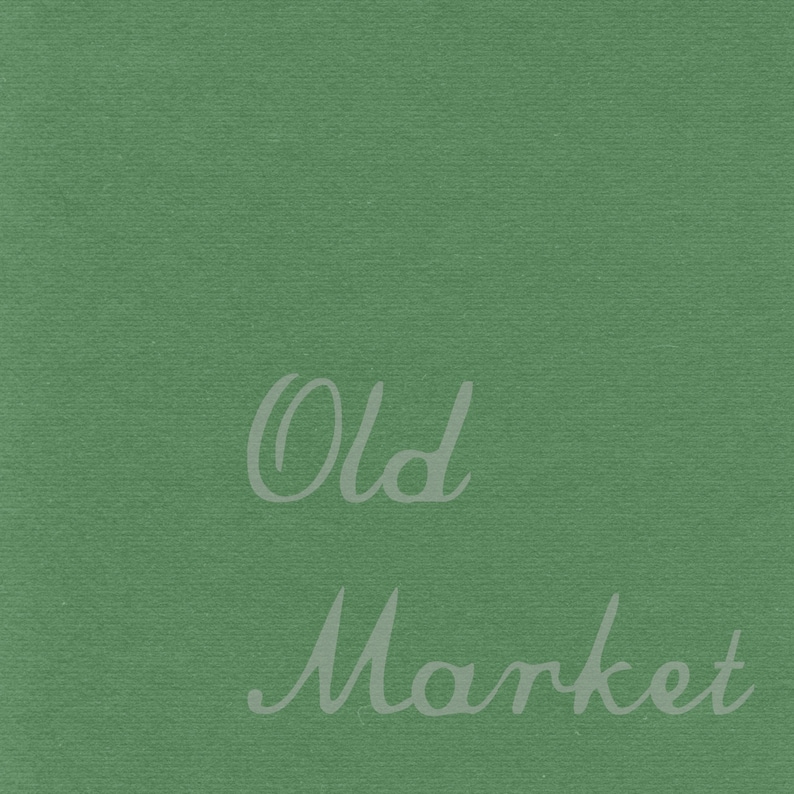 Op de afbeelding: Groene, getextureerde achtergrond met de tekst "Old Market" geschreven in wit cursief.