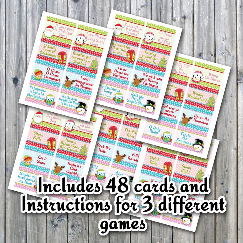 Peut inclure: Un jeu de 48 cartes de No&euml;l illustr&eacute;es de pingouins, hiboux, rennes et bonhommes de neige. Les cartes comprennent des phrases comme "O Holy Night", "Let it Snow" et "Grandma Got Run Over by a Reindeer". Le texte "Includes 48 cards and Instructions for 3 different games" est imprim&eacute; en bas de l'image.