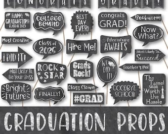 Puede incluir: Atrezzo para cabina de fotos de graduación de estilo pizarra en blanco y negro. Los accesorios presentan frases como "¡Felicidades graduados!" "Clase de 2025" "Estrella de rock" y "¡Lo hicimos!"