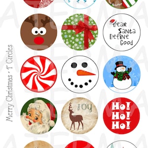 Puede incluir: Doce pegatinas redondas imprimibles con temática navideña con varios diseños, incluyendo un muñeco de nieve, Papá Noel, un reno, un bastón de caramelo, un hombre de jengibre, un regalo y un árbol de Navidad. El texto en las pegatinas incluye "Peace", "Happy Holidays", "Merry Christmas", "Joy", "Ho! Ho! Ho!" y "Dear Santa Define Good".