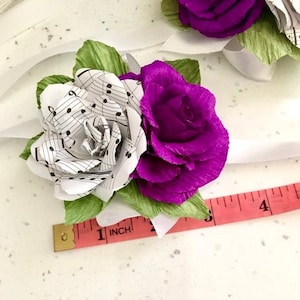 Bouquet da sposa, spartiti per bouquet da sposa, bouquet da sposa con fiori di carta, bouquet da sposa con fiori di carta musicali, fiori con spartiti.