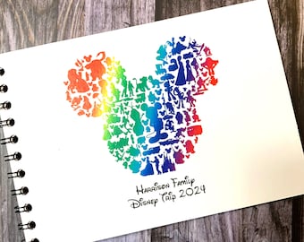 Könnte beinhalten: Ein weißes Spiralblock-Notizbuch mit einer regenbogenfarbenen Mickey-Maus-Silhouette aus Disney-Charakteren. Der Text "Harrison Family Disney Trip 2024" ist unterhalb der Silhouette gedruckt.