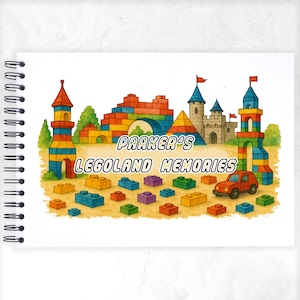 Könnte beinhalten: Eine farbenfrohe Illustration eines Lego-Scrapbooks mit dem Text "Parker's Legoland Memories". Die Illustration zeigt verschiedene Lego-Blöcke, darunter Schlösser, Türme und ein Auto.