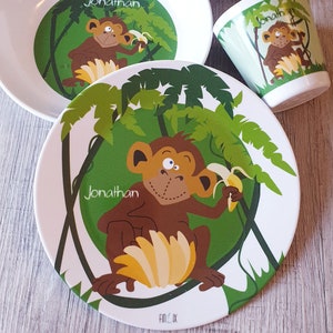 Kindergeschirr mit Namen personalisiert Teller Kinderteller Becher Tasse Teller für Mädchen, Baby oder Jungen, Affe, Dschungeltiere Bild 1