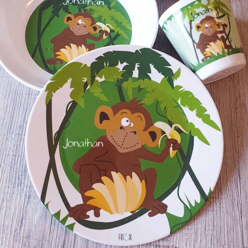 Kindergeschirr mit Namen personalisiert Teller Kinderteller Becher Tasse Teller für Mädchen, Baby oder Jungen, Affe, Dschungeltiere Bild 1