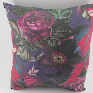 Lila Papagei Blumenkissen: Lendenkissen aus Baumwolle mit starkem Blütenblatt (36 cm x 38 cm)