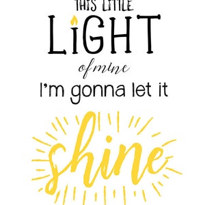 Pu&ograve; includere: Su sfondo bianco, testo nero: &laquo; THIS LITTLE LIGHT of mine I'm gonna let it shine &raquo;. La parola &laquo; LIGHT &raquo; ha una fiamma gialla sopra, e la parola &laquo; shine &raquo; &egrave; gialla con raggi di sole.